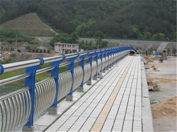 海淀不锈钢桥梁护栏的特性及其在现代建筑中的应用